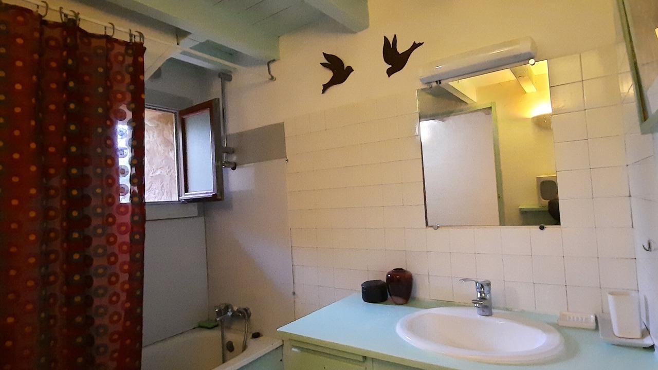 Photo of Bathroom in Larbont