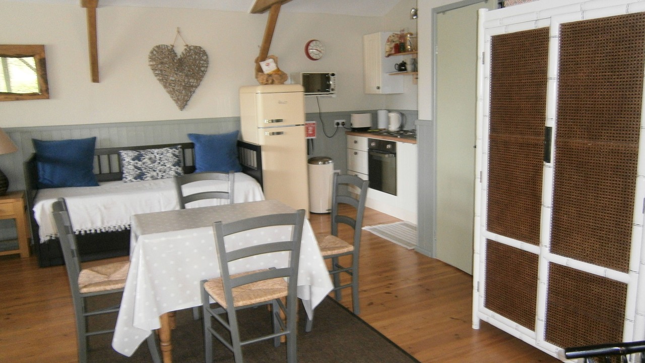 Photo of Others in Tiptoe