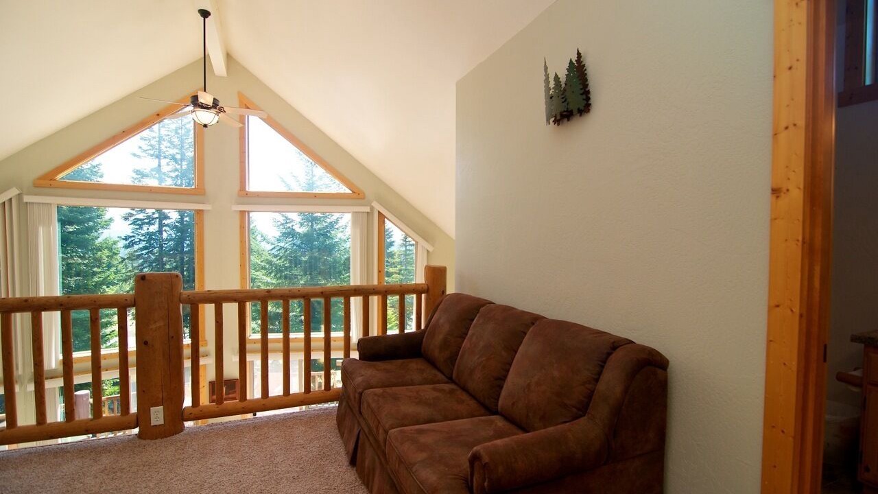 Photo of Livingroom in Klamath Falls