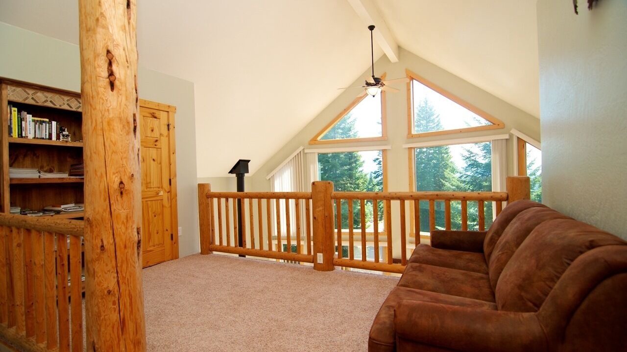Photo of Livingroom in Klamath Falls