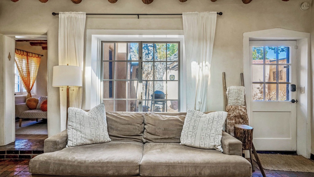 Photo of Livingroom in Historic Eastside