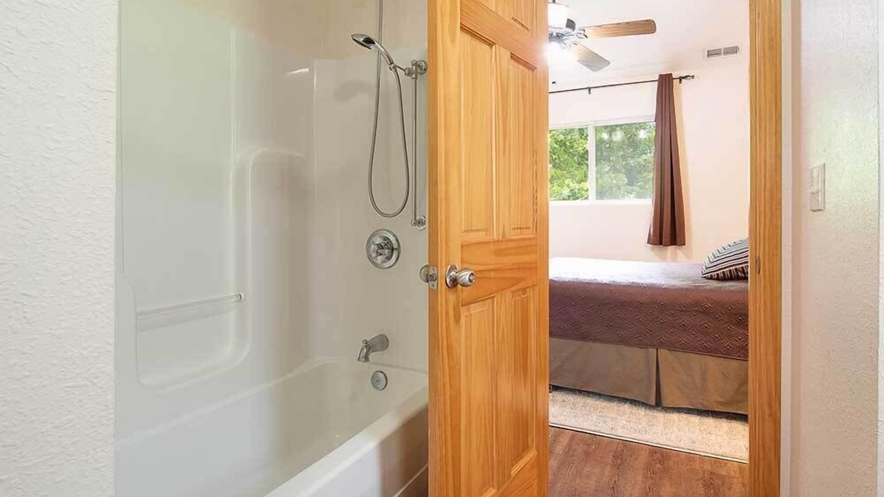 Photo of Bathroom in Flat Hollow Marina