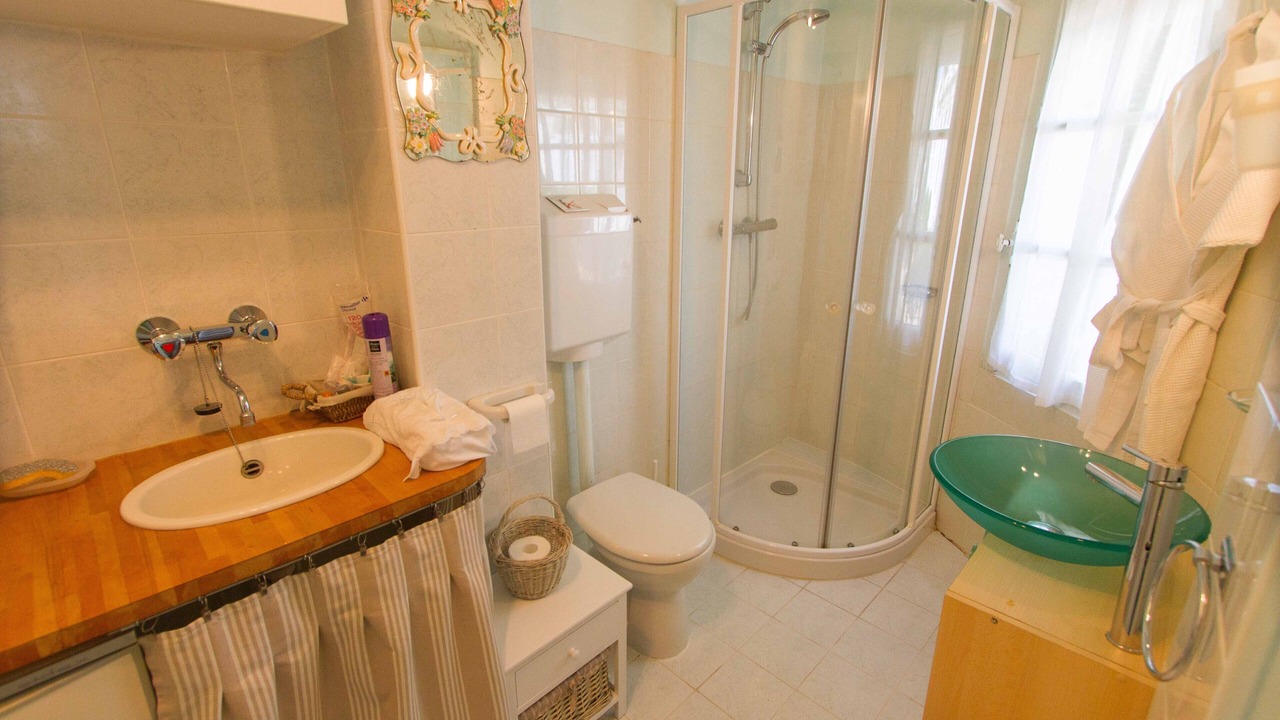 Photo of Bathroom in Blere