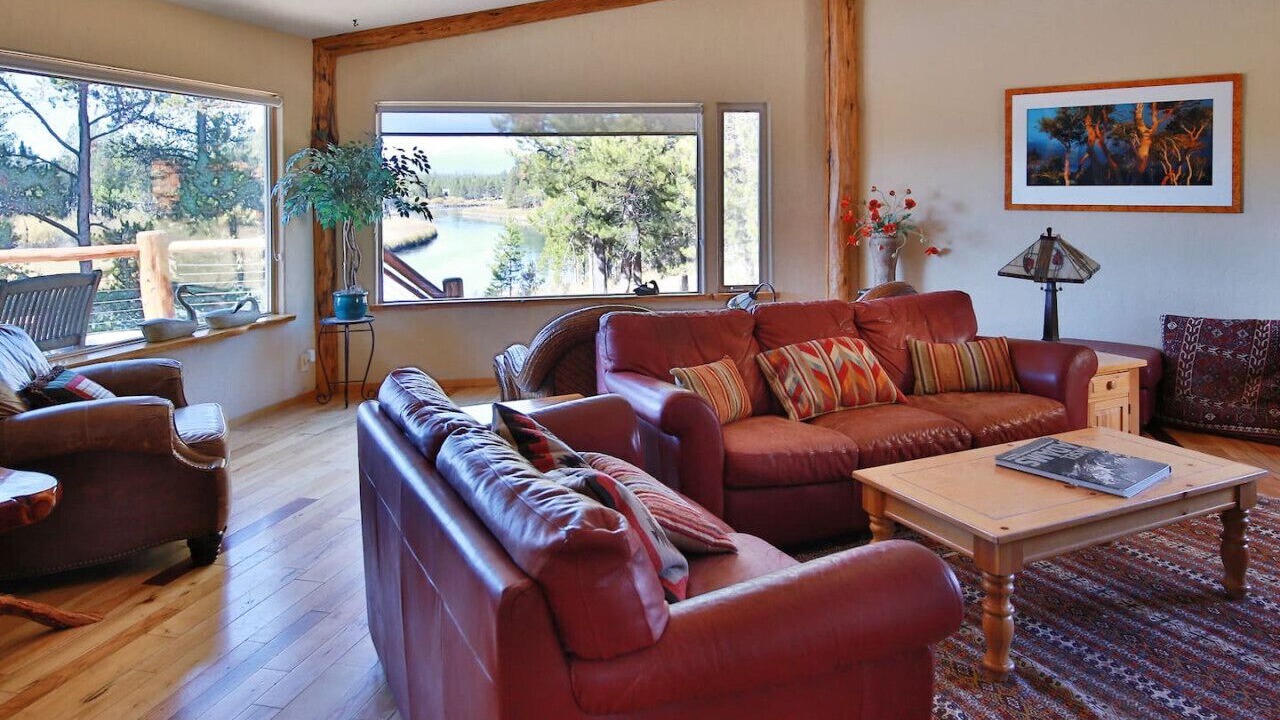 Photo of Livingroom in Oregon Water Wonderland