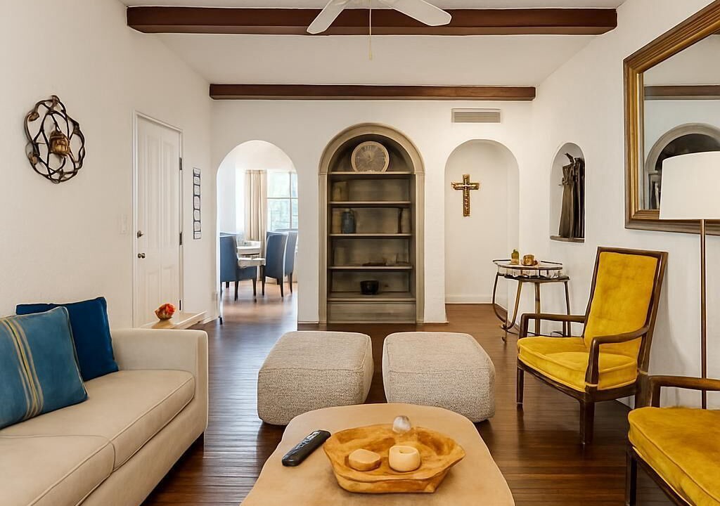 Photo of Livingroom in Pierson Place Historic District