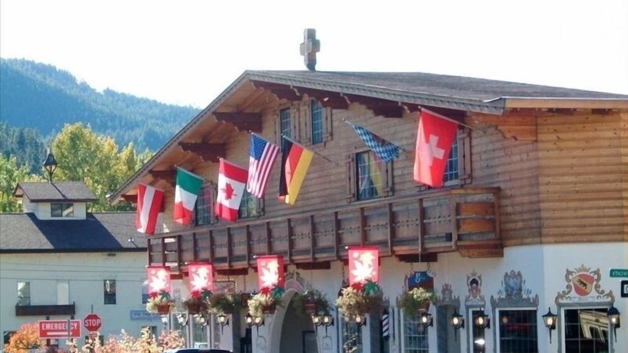 Photo of Others in Downtown Leavenworth