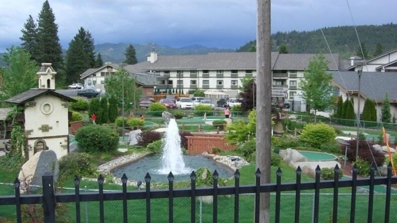 Photo of Others in Downtown Leavenworth