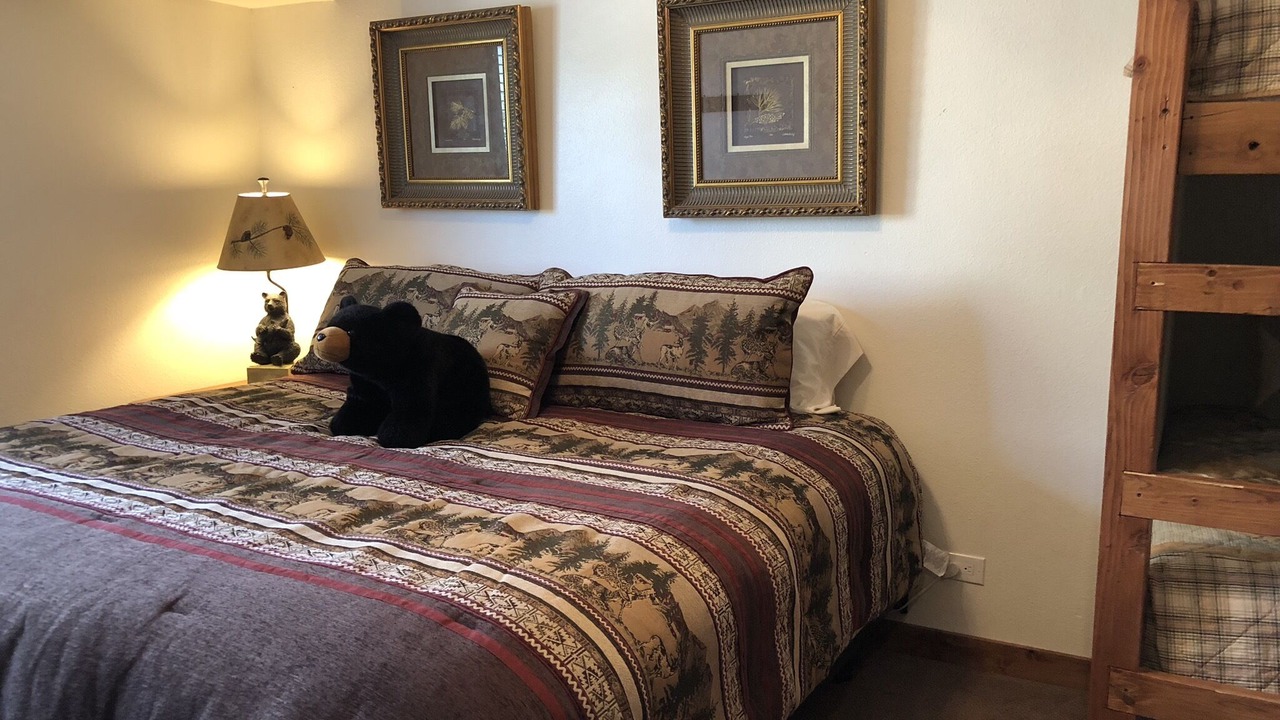 Photo of Bedroom in Peak 9