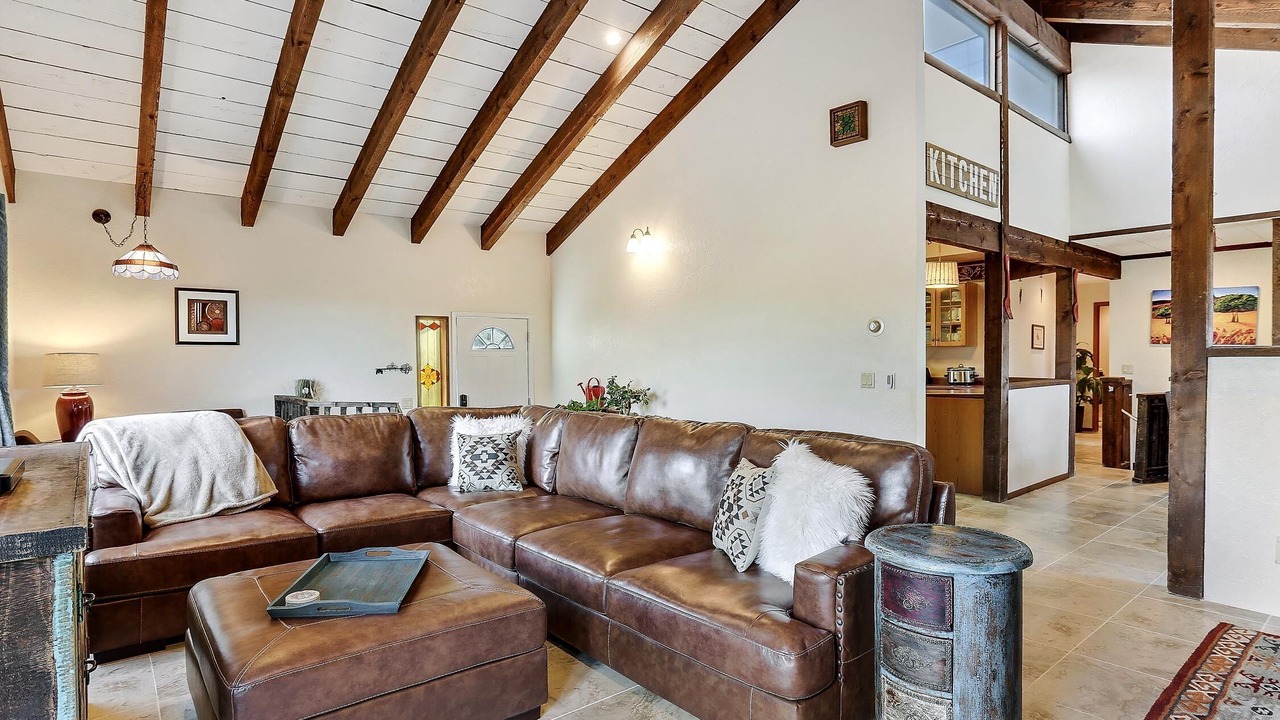 Photo of Livingroom in West Alameda