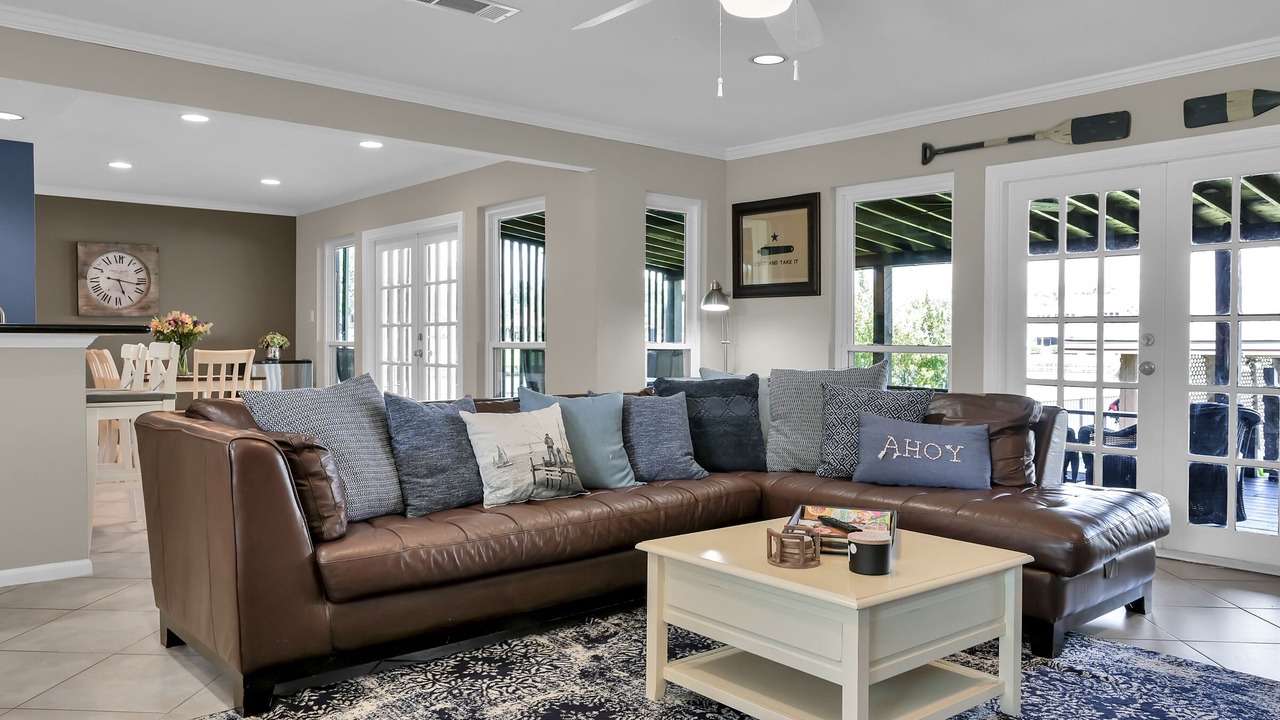 Photo of Livingroom in April Sound