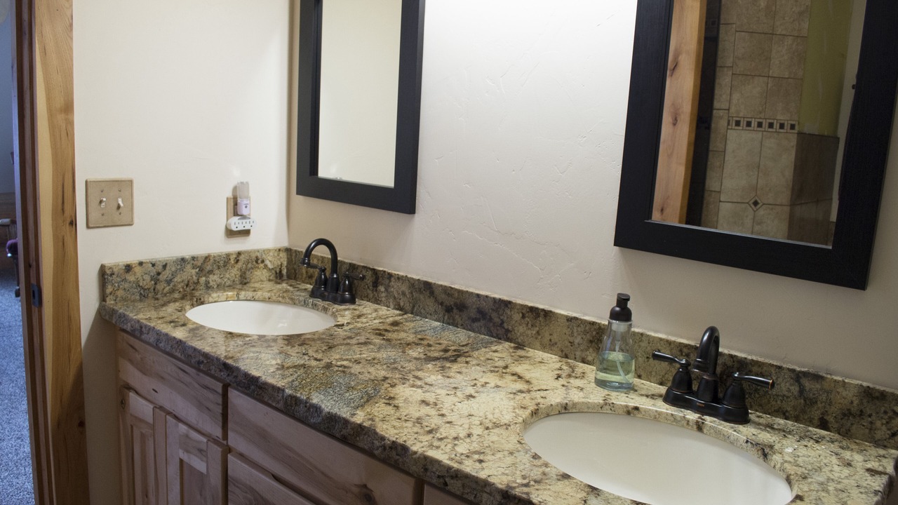 Photo of Bathroom in Island Park