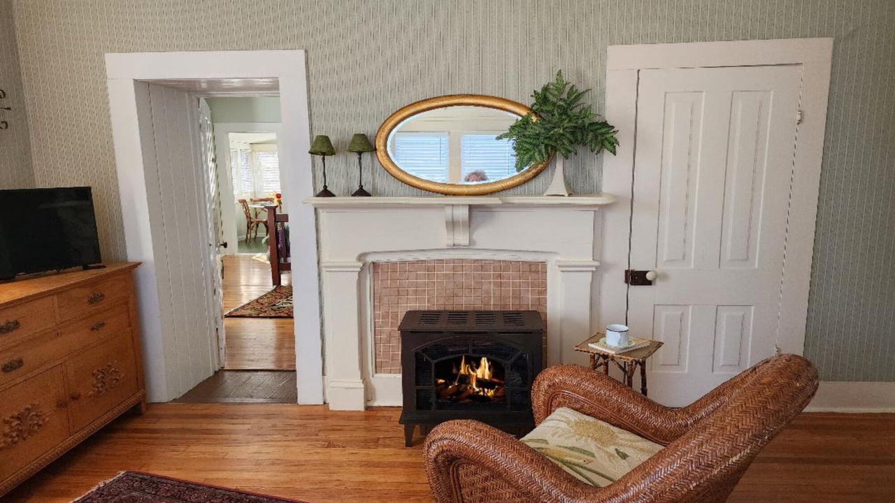 Photo of Livingroom in East of Broadway