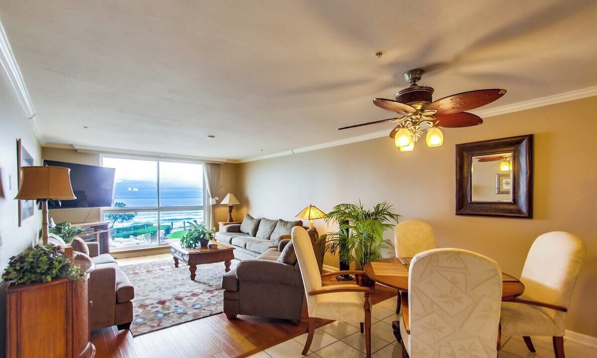 Photo of Livingroom in North Pacific Beach