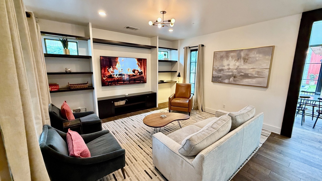 Photo of Livingroom in East Cesar Chavez