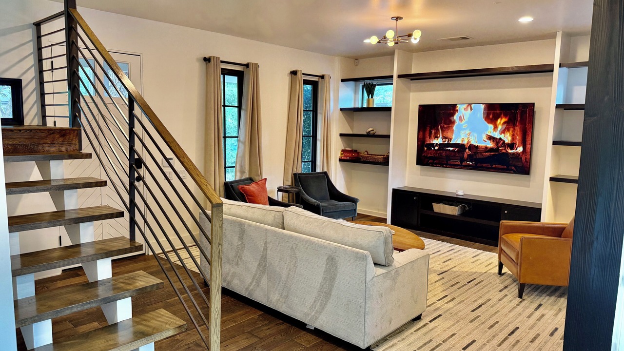 Photo of Livingroom in East Cesar Chavez