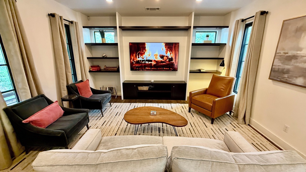 Photo of Livingroom in East Cesar Chavez