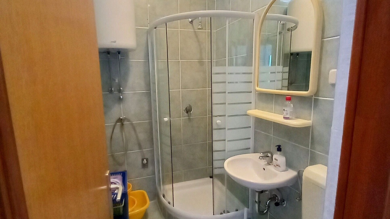 Photo of Bathroom in Petrcane