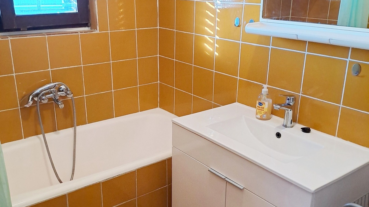 Photo of Bathroom in Petrcane