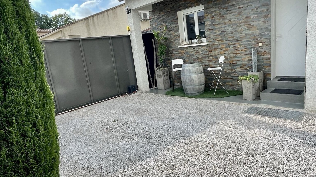 Photo of Outdoor in Claret