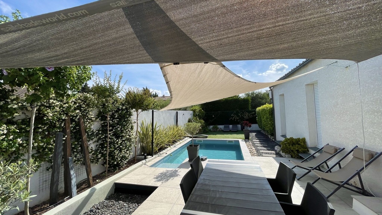 Photo of Outdoor in Claret
