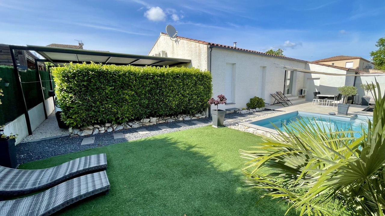 Photo of Outdoor in Claret