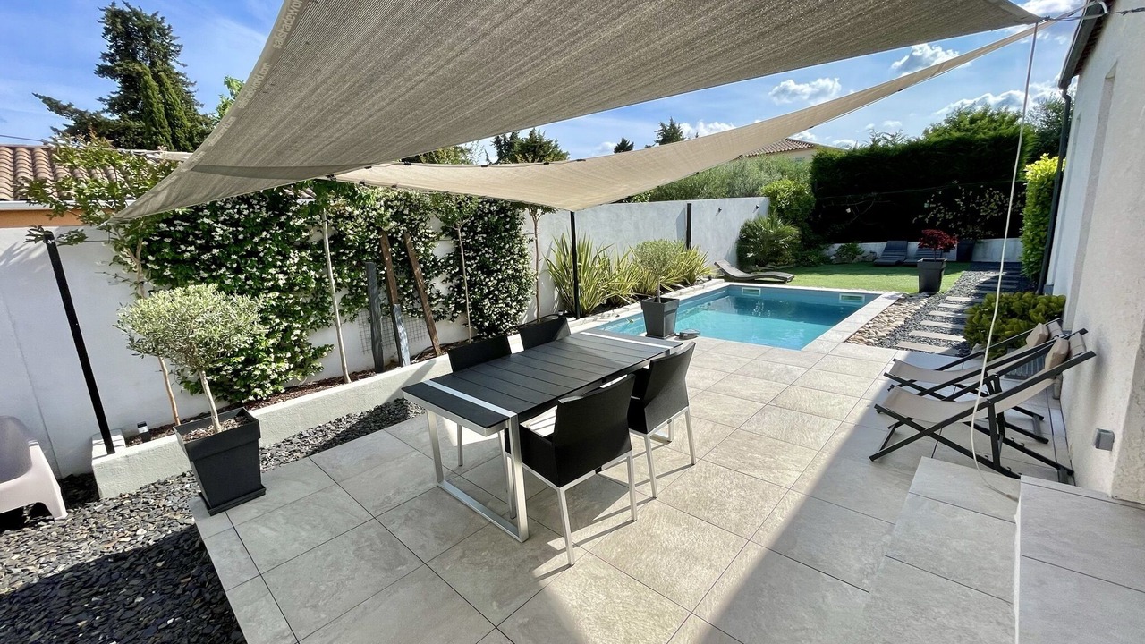 Photo of Outdoor in Claret
