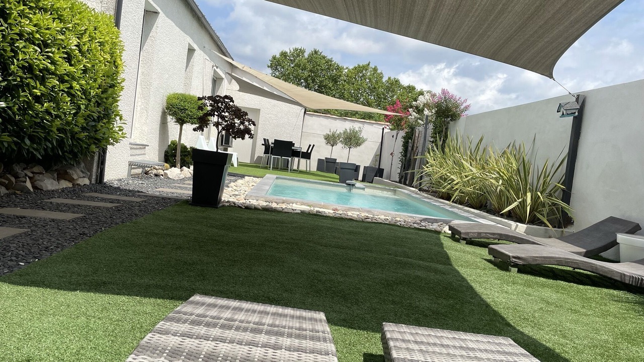 Photo of Outdoor in Claret