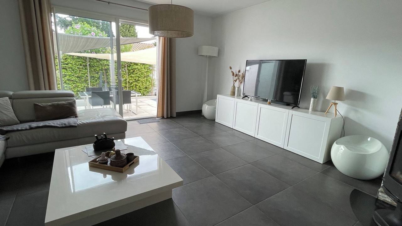 Photo of Livingroom in Claret