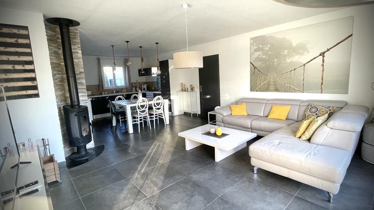 Photo of Livingroom in Claret