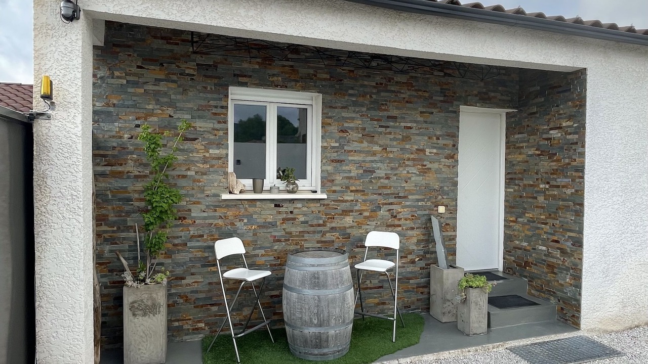 Photo of Outdoor in Claret