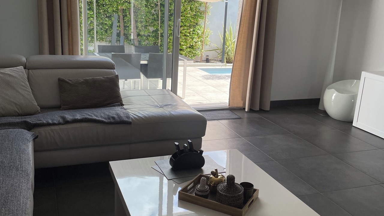 Photo of Livingroom in Claret