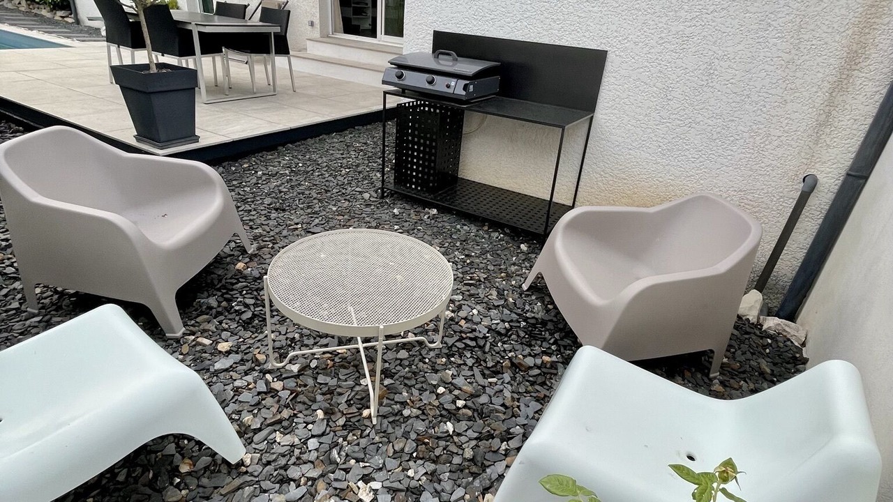 Photo of Outdoor in Claret