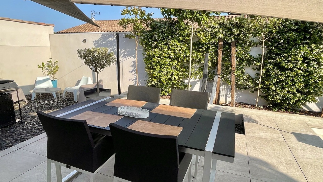 Photo of Outdoor in Claret