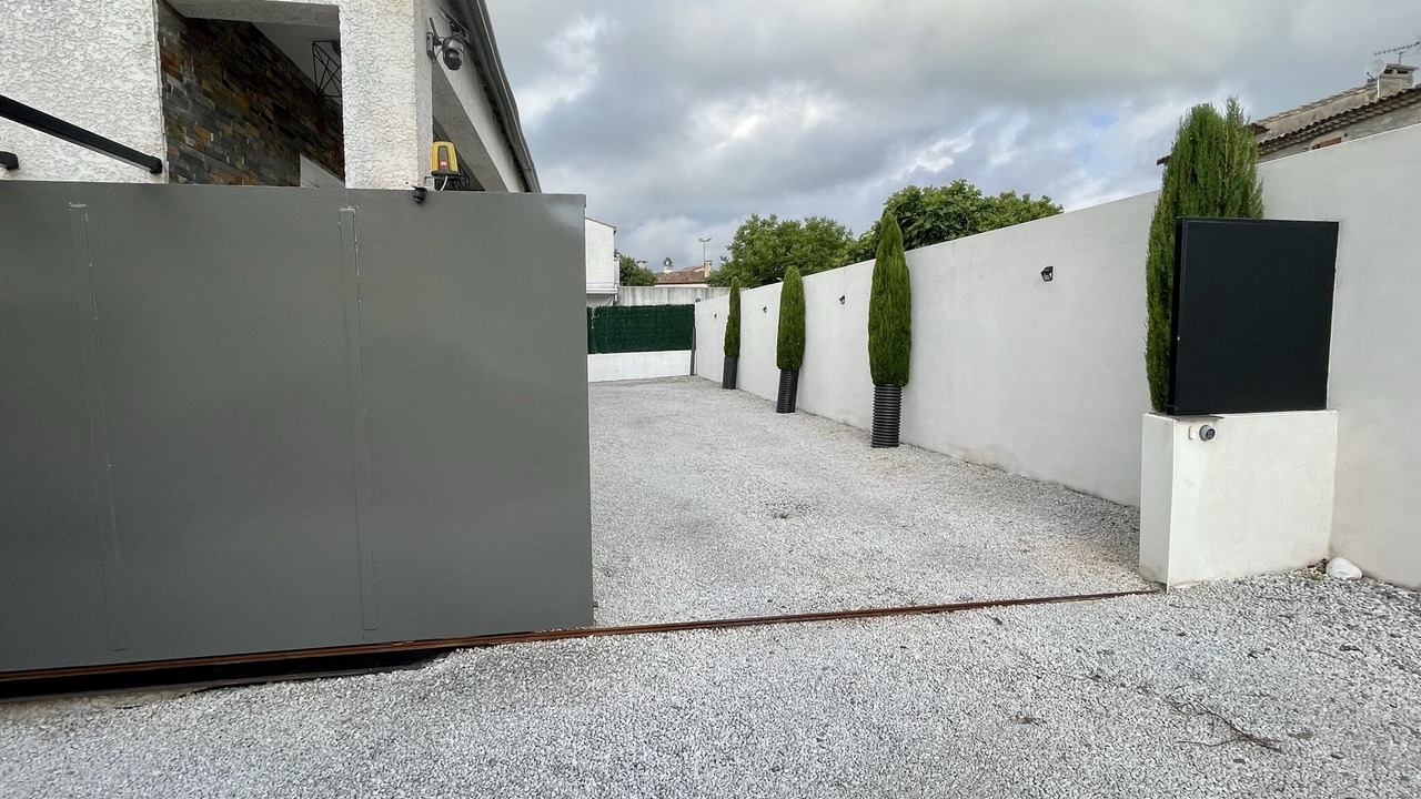 Photo of Outdoor in Claret