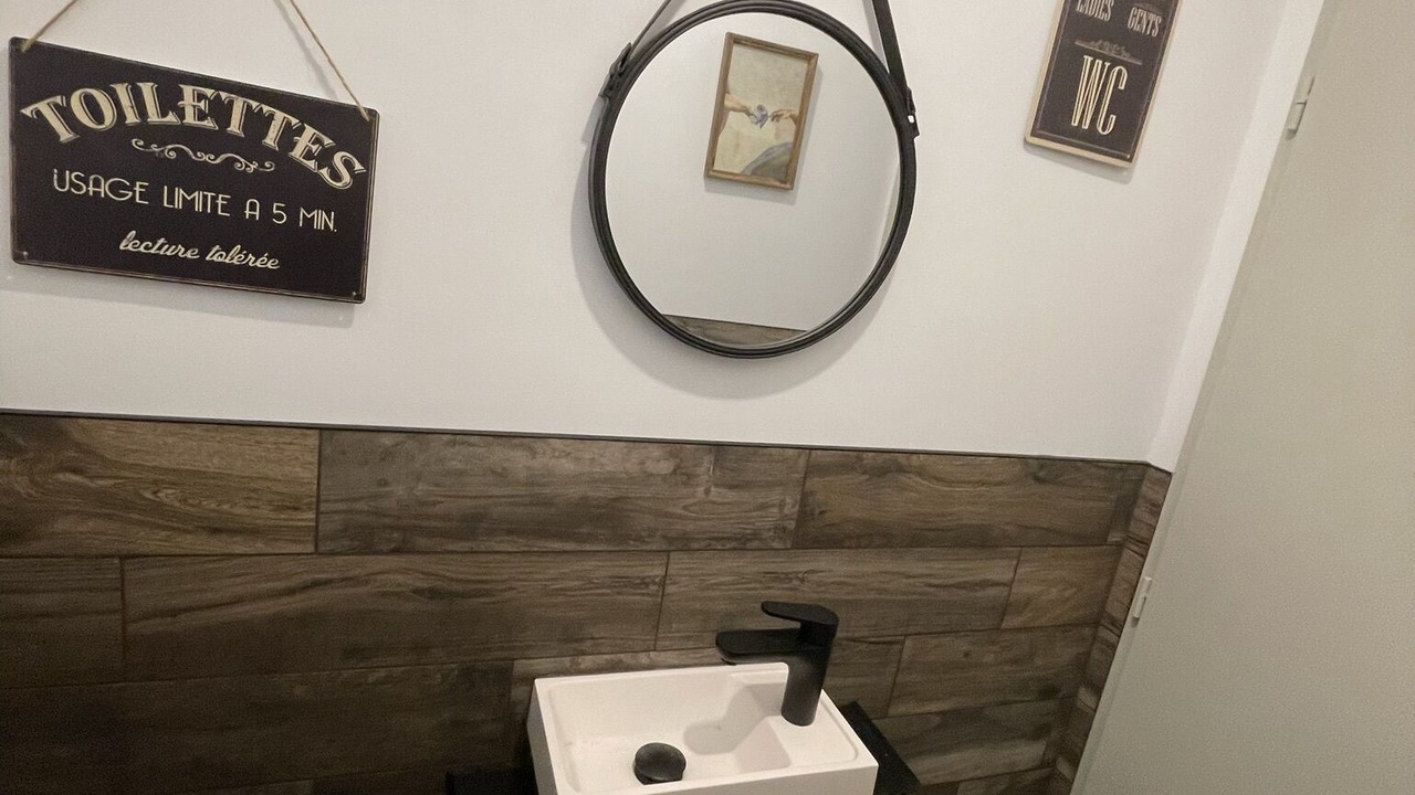 Photo of Bathroom in Claret