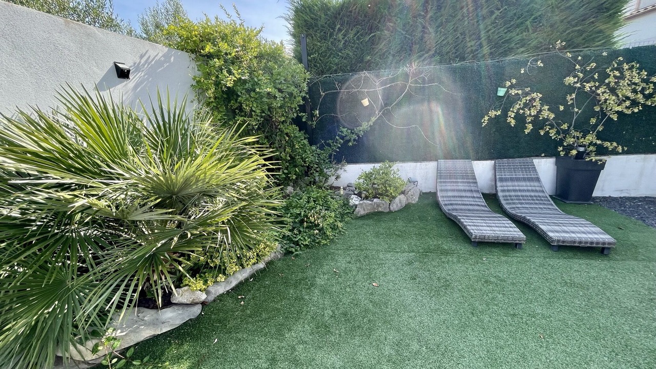 Photo of Outdoor in Claret