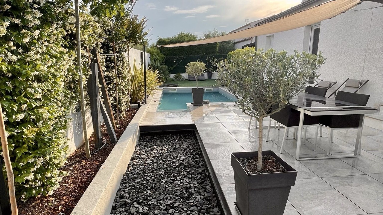 Photo of Outdoor in Claret