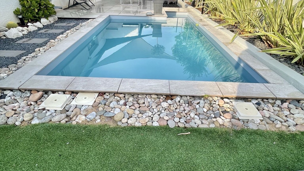 Photo of Outdoor in Claret