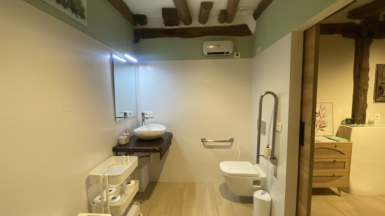 Photo of Bathroom in Aia