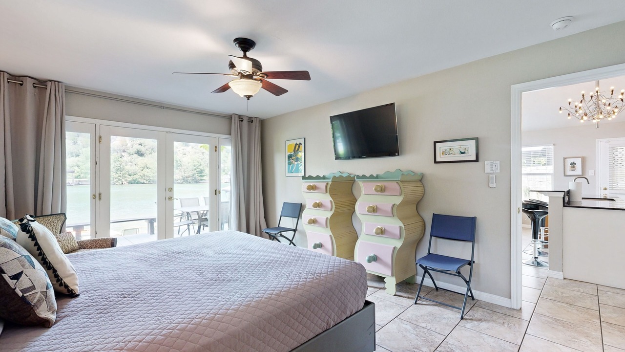 Photo of Bedroom in Saratoga Point