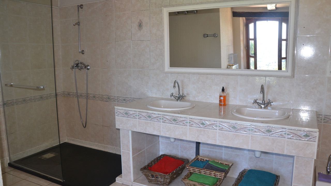 Photo of Bathroom in Courris