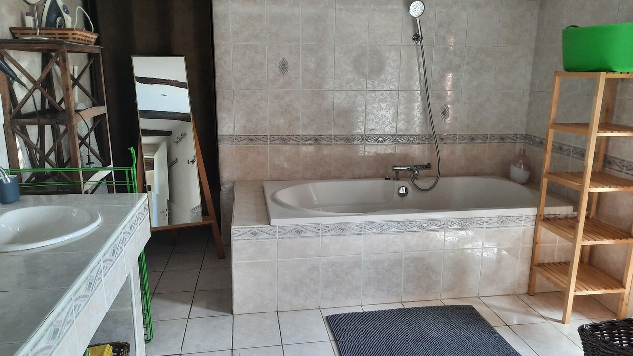Photo of Bathroom in Courris