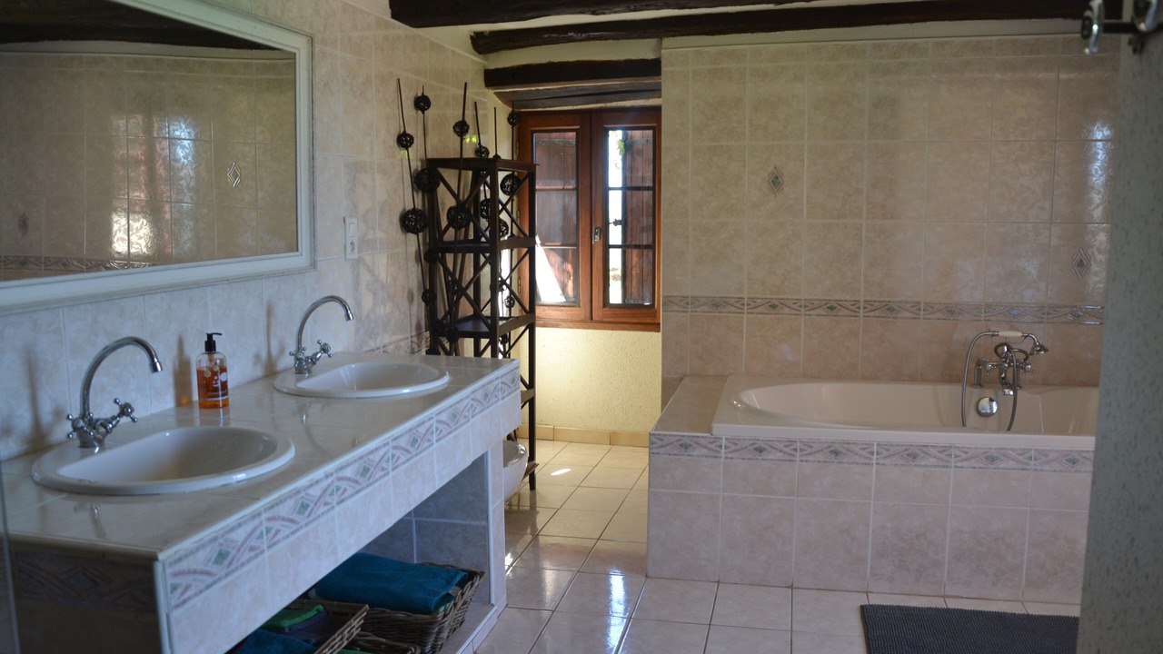 Photo of Bathroom in Courris