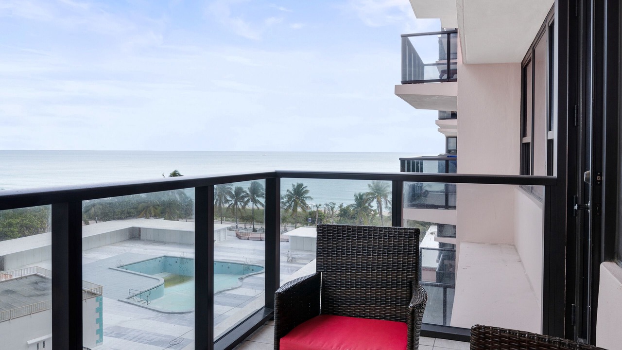 Photo of Patio Balcony in Mid Beach
