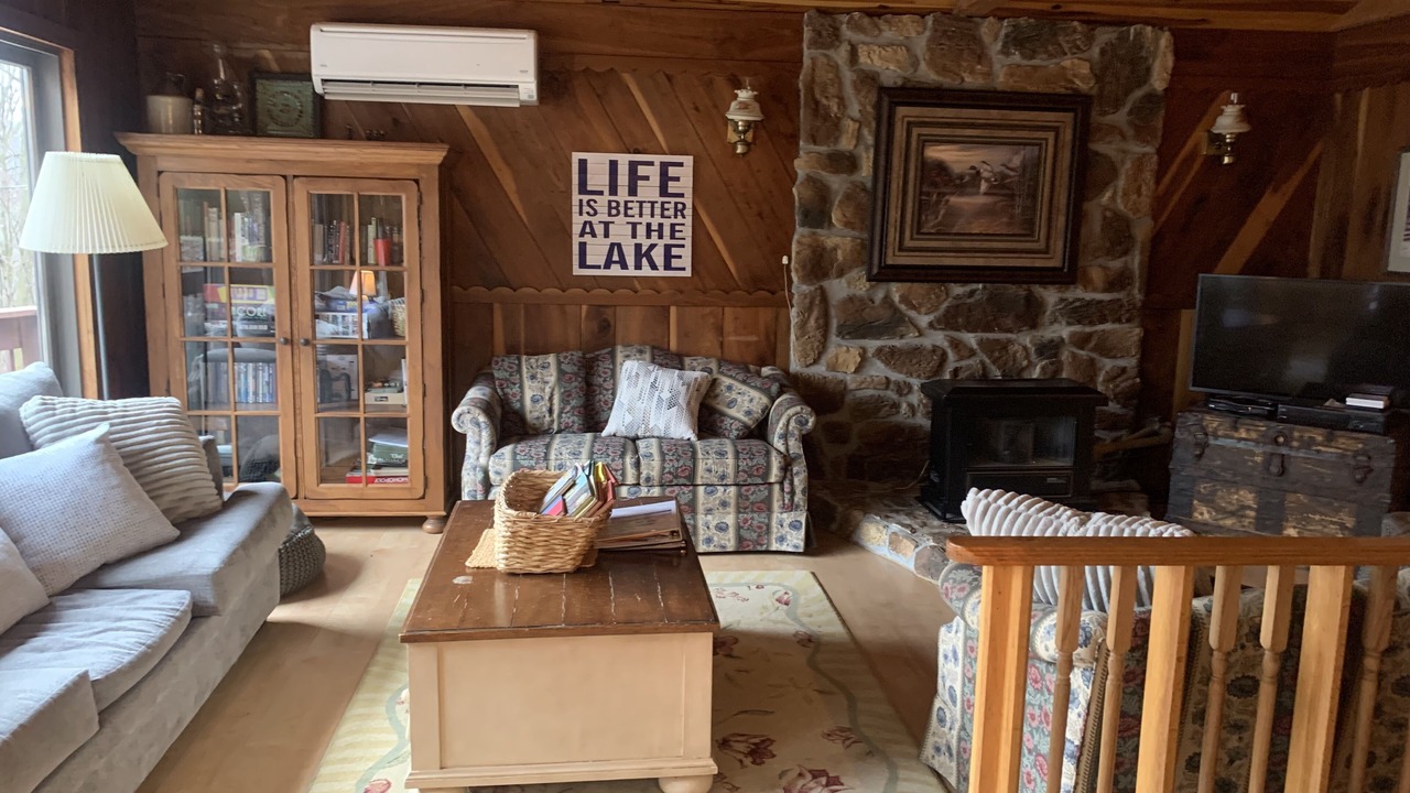 Photo of Livingroom in James Creek