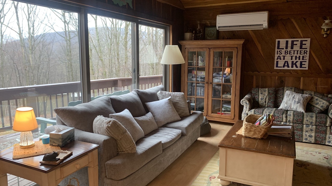 Photo of Livingroom in James Creek