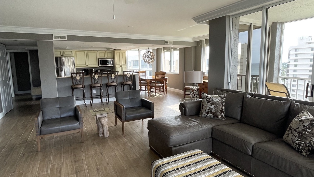 Photo of Livingroom in Vanderbilt Beach
