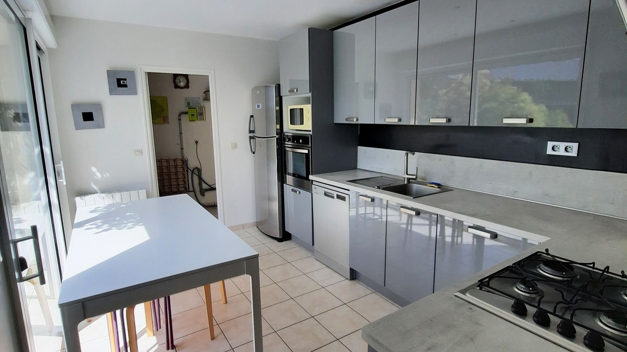 Photo of Kitchen in Irodouer