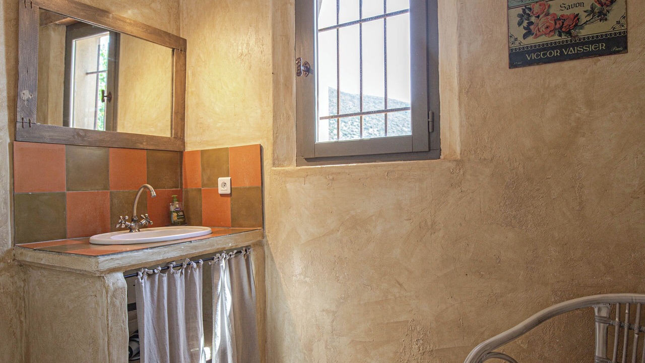 Photo of Bathroom in Rustrel