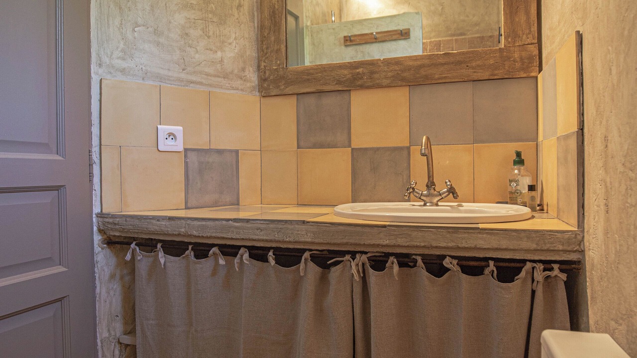 Photo of Bathroom in Rustrel